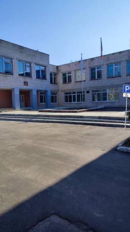 Парковка у крыльца школы